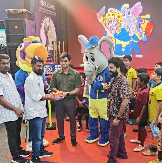 കേരള ക്രിക്കറ്റ് ലീഗ് രണ്ടാം സീസണിന്റെ പ്രചാരണാർഥം കാന്റർ വാൻ ട്രോഫി ടൂർ  പര്യടനം