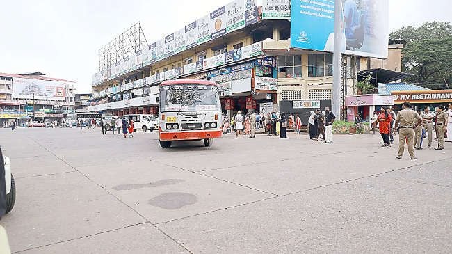 ബസ്​ സമരത്തെ തുടർന്ന്​ തലശേരി ബസ്​സ്​റ്റാൻഡിൽ കുടുങ്ങിയ യാത്രക്കാർ
