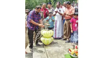 കോട്ടൂർ കാപ്പുകാട് ആനത്താവളത്തിൽ നടന്ന ഗജദിനാചരണം കൺസർവേറ്റർ ഓഫ് ഫോറസ്റ്റ് കെ എൻ ശ്യാം മോഹൻലാൽ ഉദ്ഘാടനം ചെയ്യുന്നു 