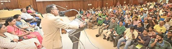 ബാലാവകാശ കമീഷൻ ഹൈസ്കൂൾ അധ്യാപകർക്ക് സംഘടിപ്പിച്ച പരിശീലനം ചെയർമാൻ  കെ വി മനോജ്കുമാർ ഉദ്ഘാടനംചെയ്യുന്നു