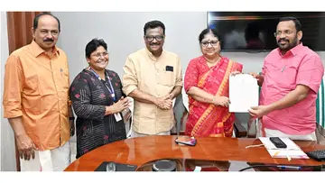 വിളപ്പിൽശാലയിൽ പുതിയ ഗവ. പോളിടെക്നിക് കോളേജിനുള്ള ഭൂമിയുടെ രേഖ  മന്ത്രി കെ രാജൻ മന്ത്രി ആർ ബിന്ദുവിന്‌ കൈമാറുന്നു  