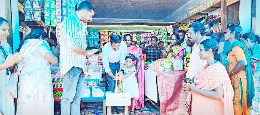 ആറളംഫാമിൽ തുടങ്ങിയ ഗോത്രശ്രീ കർഷകകമ്പനി എംഡി എസ് സുജീഷ് ഉദ്ഘാടനംചെയ്യുന്നു