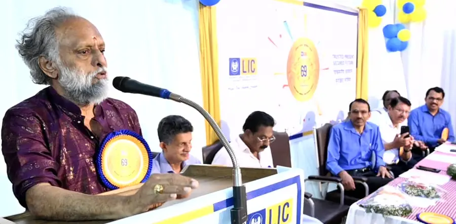 എൽഐസിയുടെ 69–-ാമത് വാർഷിക ആഘോഷങ്ങൾ കൈതപ്രം ദാമോദരൻ ഉദ്ഘാടനം ചെയ്യുന്നു