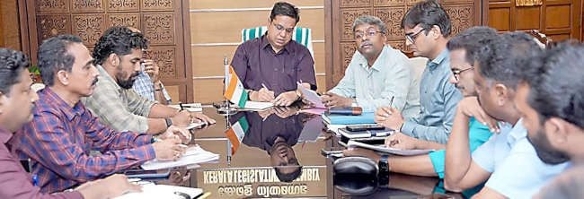 തലശേരി അമ്മയും കുഞ്ഞും ആശുപത്രിയുടെ പ്രവൃത്തിയുമായി ബന്ധപ്പെട്ട് സ്പീക്കറുടെ അധ്യക്ഷതയിൽ  ചേർന്ന യോഗത്തിൽനിന്ന്