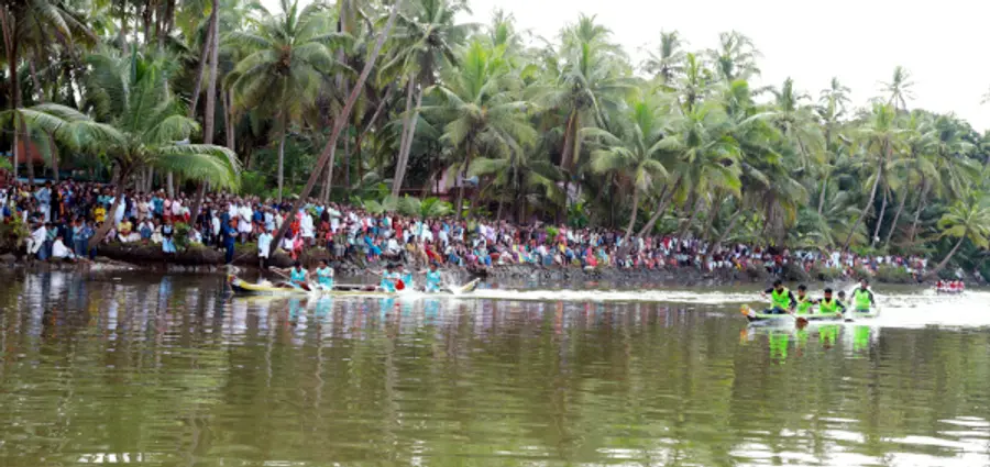 മീൻകടവിൽ നടന്ന വള്ളംകളി മത്സരത്തിൽനിന്ന്