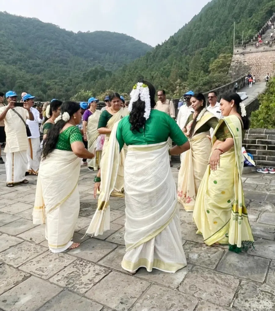 ചൈനയിലെ വൻമതിലിനുമുകളിൽ മലയാളി വനിതകൾ തിരുവാതിര കളിക്കുന്നു 