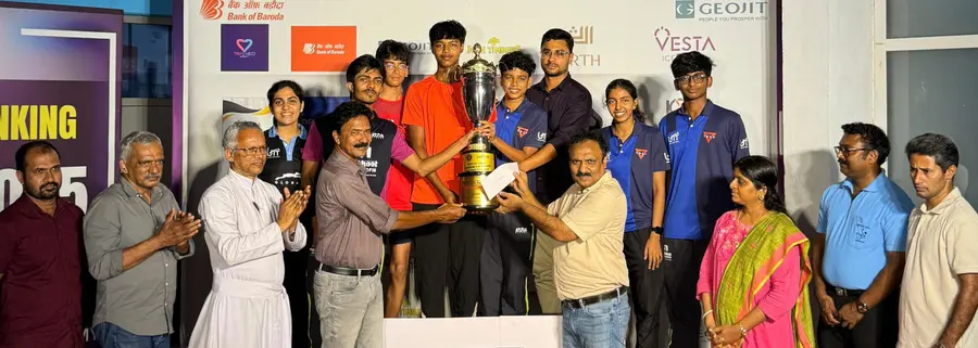 ഇരിങ്ങാലക്കുട ക്രൈസ്റ്റിൽ സംസ്ഥാന റാങ്കിങ് ടേബിൾ ടെന്നിസ് വിജയികൾക്ക് ട്രോഫി സമ്മാനിക്കുന്നു