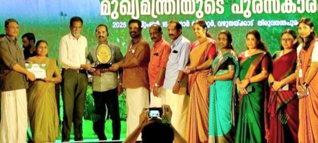 പച്ചത്തുരുത്തുകൾക്കുള്ള ജില്ലാതല പുരസ്കാരം വി കെ പ്രമോദ്  അടക്കമുള്ളവർ ഏറ്റുവാങ്ങുന്നു