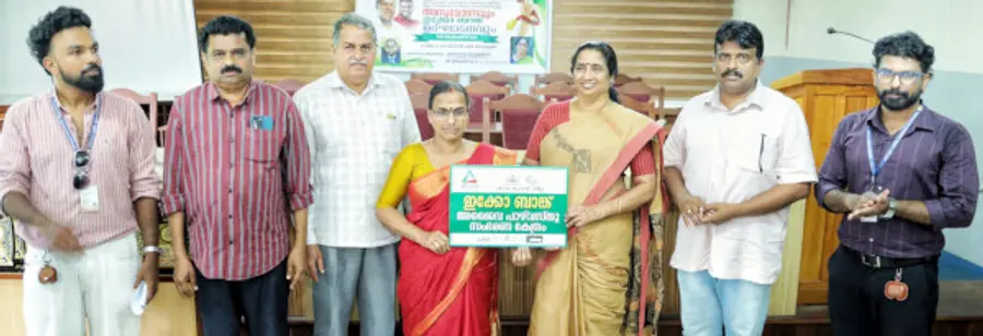 അജൈവ പാഴ് വസ്തു സംഭരണ കേന്ദ്രമായ ഇക്കോ ബാങ്ക് ഉദ്ഘാടനം തദ്ദേശ ജോയിന്റ്‌ ഡയറക്ടർ ഷൈനി നിർവഹിക്കുന്നു