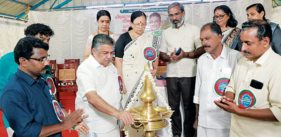 ബുധനൂർ ഗവ. ഹയർസെക്കൻഡറി സ്കൂളില് എസ്എസ്എൽസി, പ്ലസ്ടു പരീക്ഷകളില് ഉന്നതവിജയം നേടിയ കുട്ടികളെയും കലാകായിക പ്രതിഭകളെയും അനുമോദിച്ചു. മന്ത്രി സജി ചെറിയാന് അനുമോദനസമ്മേളനം ഉദ്ഘാടനംചെയ്തു.