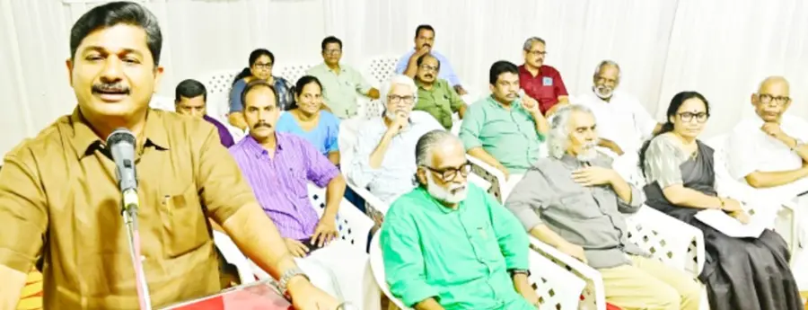 കെ ഇ എന്നിന്‌ ചെറുകുളത്തൂർ നേത്രദാന അവയവദാന ഗ്രാമം നൽകിയ ആദരവ് സിപിഐ എം സംസ്ഥാന സെക്രട്ടറിയറ്റ് അംഗം എം സ്വരാജ് ഉദ്ഘാടനം ചെയ്യുന്നു ​