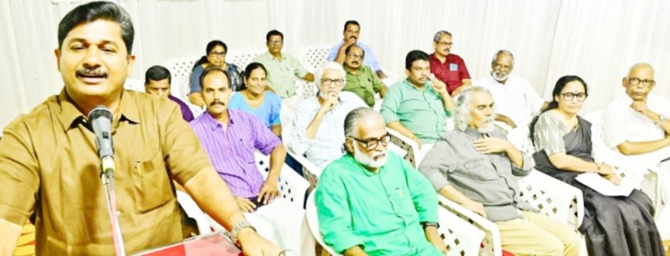 കെ ഇ എന്നിന്‌ ചെറുകുളത്തൂർ നേത്രദാന അവയവദാന ഗ്രാമം നൽകിയ ആദരവ് സിപിഐ എം സംസ്ഥാന സെക്രട്ടറിയറ്റ് അംഗം എം സ്വരാജ് ഉദ്ഘാടനം ചെയ്യുന്നു ​