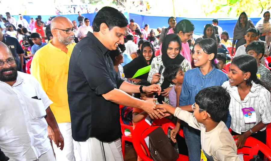 ദേശാഭിമാനി അക്ഷരമുറ്റം ടാലന്റ് ഫെസ്റ്റ് സീസണ്-14ന്റെ സബ്ജില്ലാ മത്സരങ്ങളുടെ കോഴിക്കോട് ജില്ലാതല ഉദ്ഘാടനത്തിനായി ഫറോക്ക് കരിങ്കല്ലായി വിപിഎഎൽപി സ്കൂളിലെത്തിയ മന്ത്രി പി എ മുഹമ്മദ് റിയാസിനെ സ്വീകരിക്കുന്ന കുട്ടികൾ