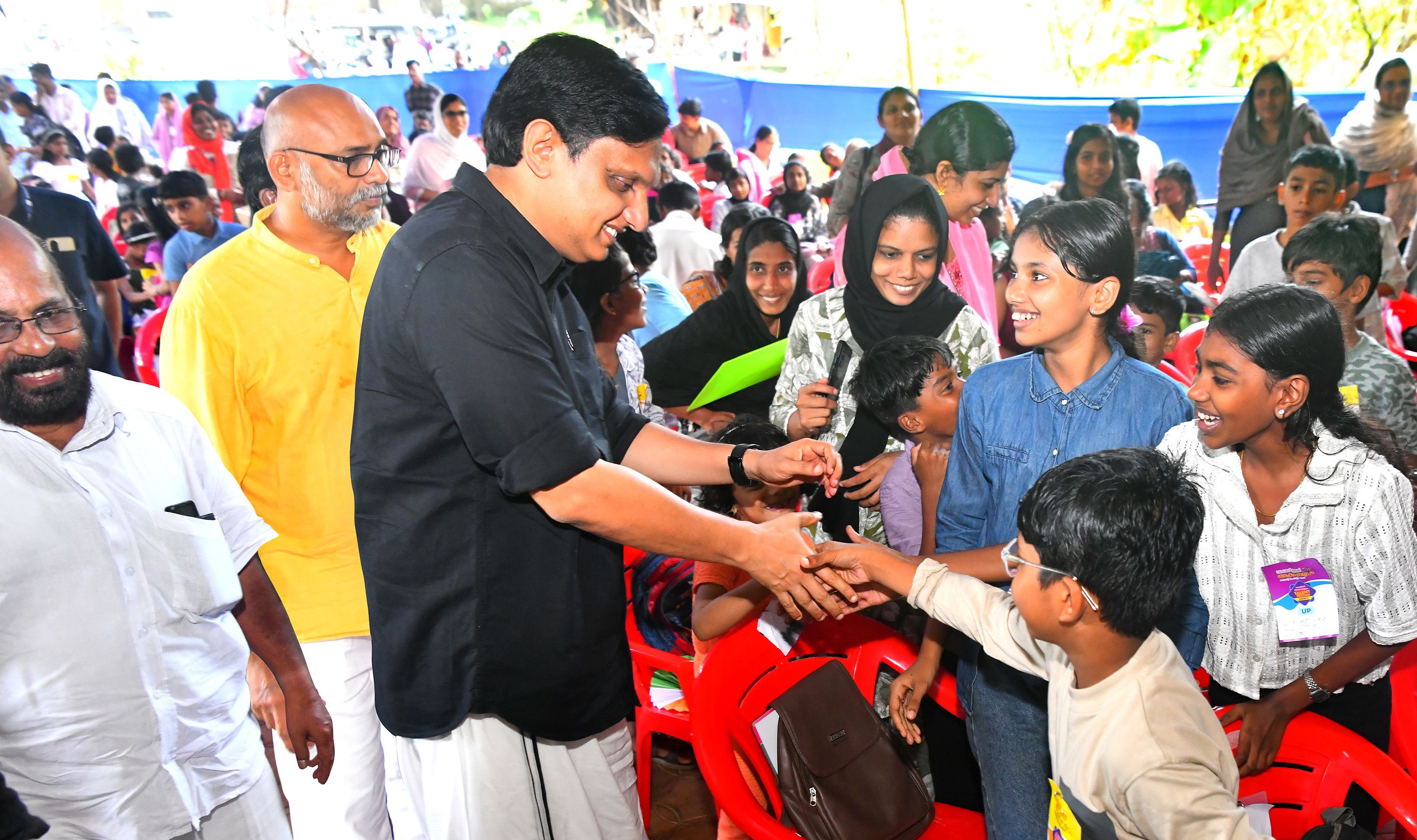 ദേശാഭിമാനി അക്ഷരമുറ്റം ടാലന്റ് ഫെസ്റ്റ് സീസണ്‍-14ന്റെ സബ്ജില്ലാ മത്സരങ്ങളുടെ കോഴിക്കോട് ജില്ലാതല ഉദ്ഘാടനത്തിനായി ഫറോക്ക് കരിങ്കല്ലായി വിപിഎഎൽപി സ്കൂളിലെത്തിയ മന്ത്രി പി എ മുഹമ്മദ് റിയാസിനെ സ്വീകരിക്കുന്ന കുട്ടികൾ