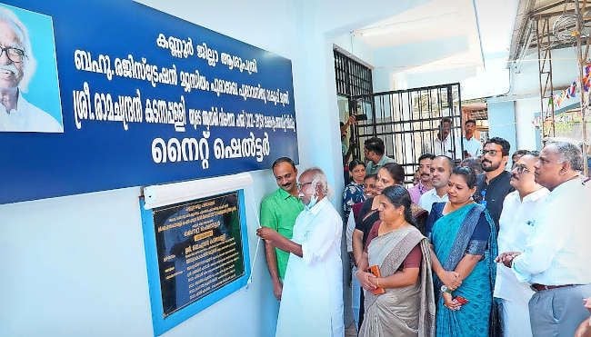 ജില്ലാ ആശുപത്രിയില്‍ രോഗികളുടെ കൂട്ടിരിപ്പുകാര്‍ക്കുള്ള നൈറ്റ് ഷെല്‍ട്ടര്‍ മന്ത്രി രാമചന്ദ്രന്‍ കടന്നപ്പള്ളി ഉദ്ഘാടനം ചെയ്യുന്നു