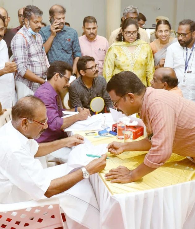 മന്ത്രി എ കെ ശശീന്ദ്രൻ പരാതികൾ സ്വീകരിക്കുന്നു
