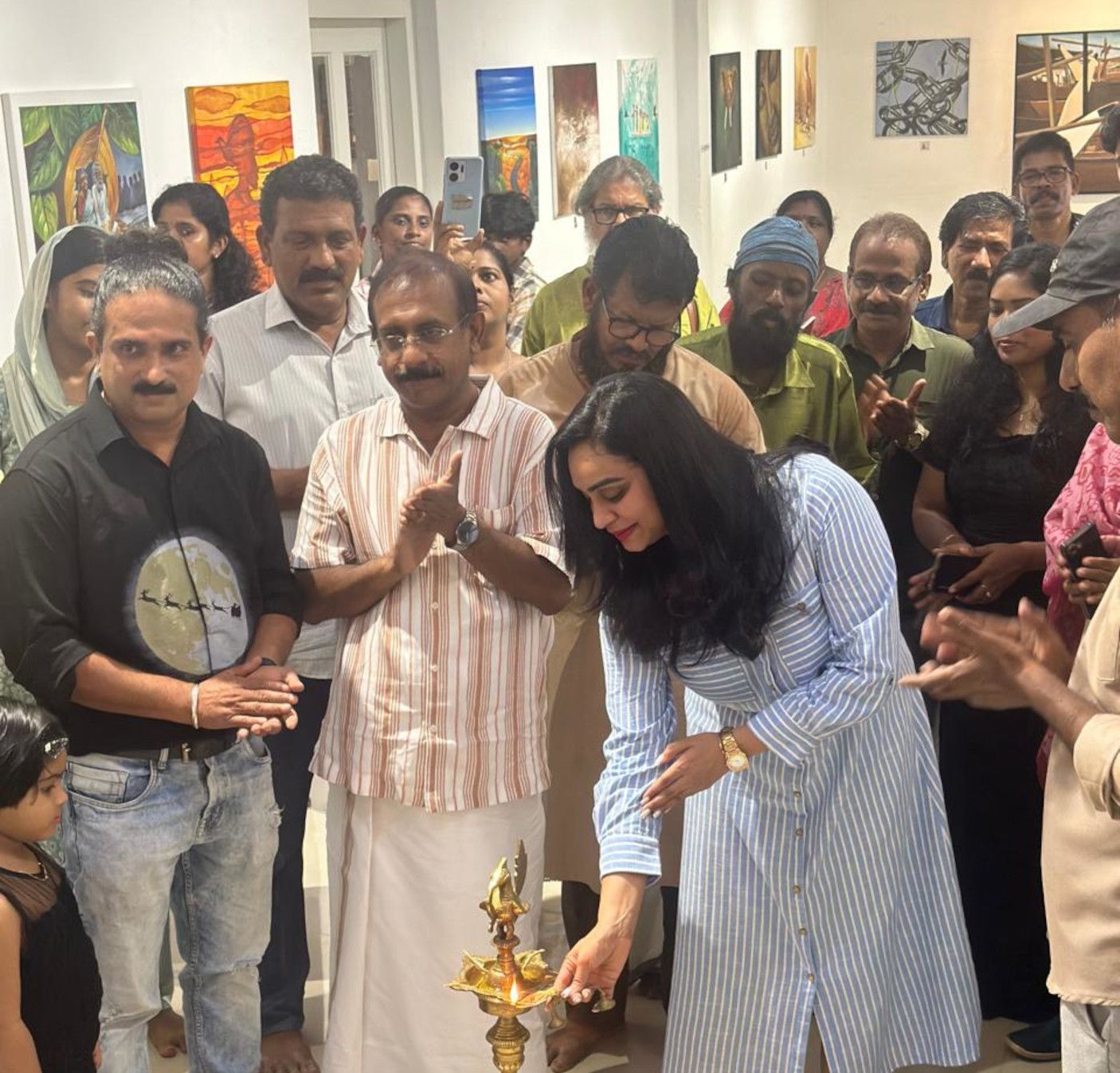 ചോല ആര്‍ട്ട് ഗാലറിയില്‍ ആരംഭിച്ച ചേല് എക്‌സിബിഷന്‍  ലക്ഷ്മി നക്ഷത്ര ഉദ്ഘാടനം ചെയ്യുന്നു