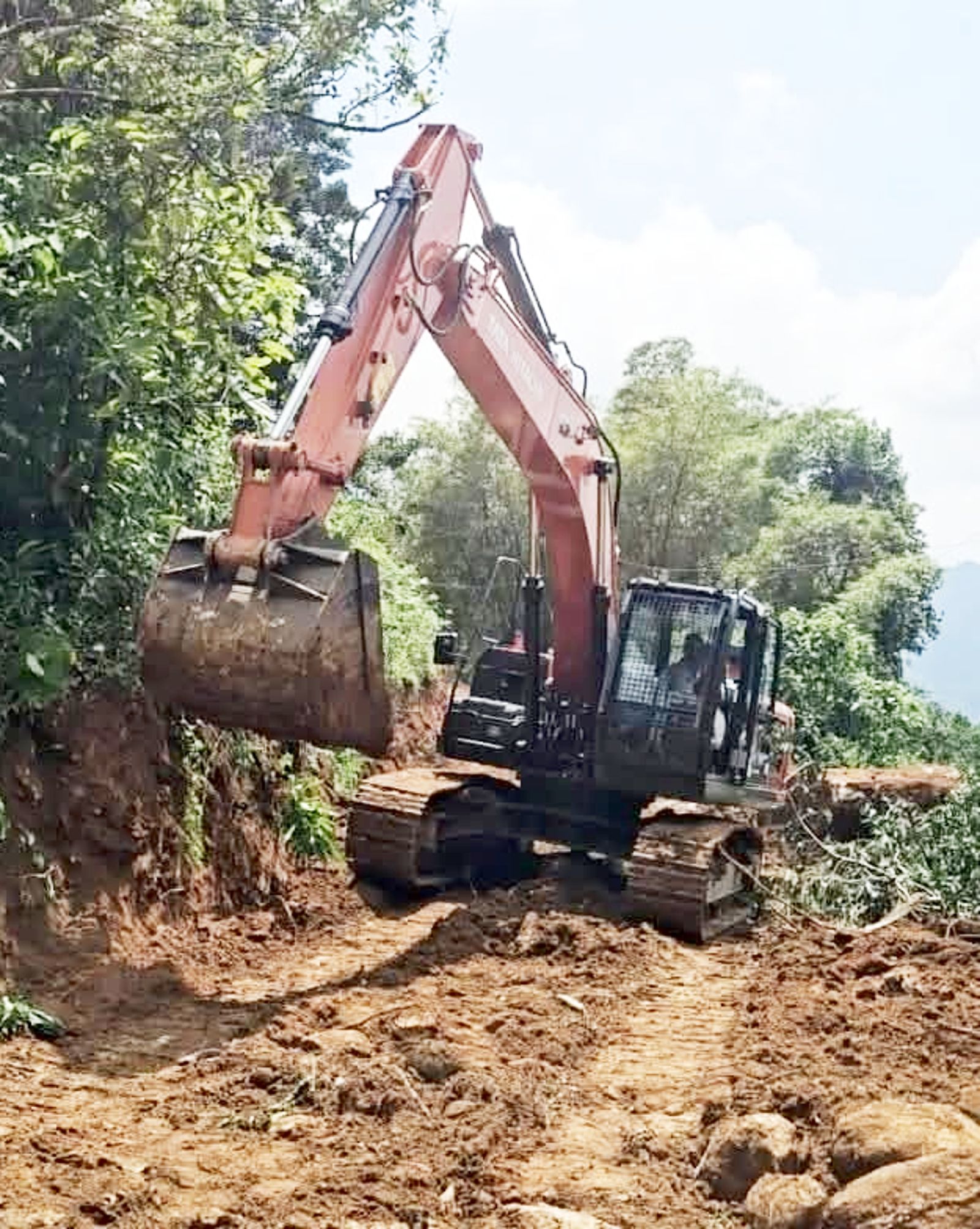 ആനക്കാംപൊയിൽ - കള്ളാടി മേപ്പാടി തുരങ്കപാത ആരംഭിക്കുന്ന മറിപ്പുഴയിൽ  റോഡ് നിർമാണം തുടങ്ങിയപ്പോൾ