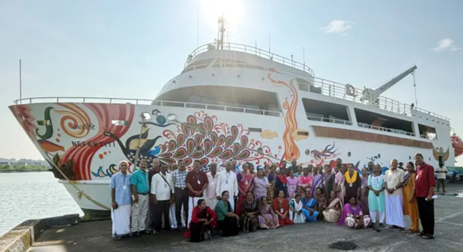 വയോജന ക്ലബ് അംഗങ്ങൾ കൊച്ചി തുറമുഖത്ത് കപ്പലിനരികെ