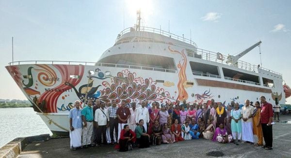 വയോജന ക്ലബ് അംഗങ്ങൾ കൊച്ചി  തുറമുഖത്ത്‌  കപ്പലിനരികെ 