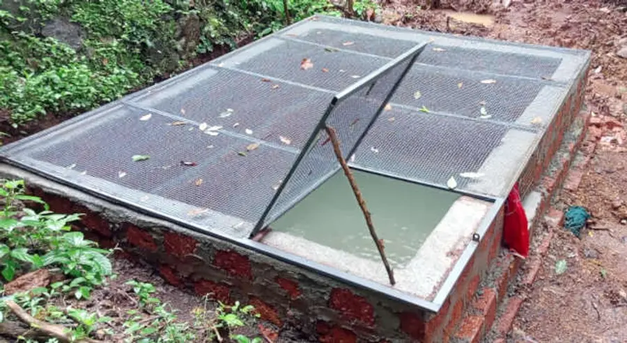 ചിറ്റാരിമല സ്പ്രിങ് ഷെഡ് പദ്ധതിയുടെ ഭാഗമായി അടുക്കത്ത് നിർമിച്ച നീരുറവ സംരക്ഷണം