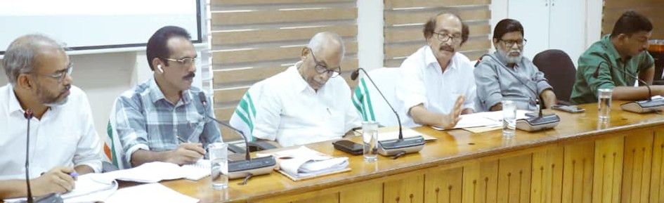 കലക്ടറേറ്റ് കോൺഫറൻസ് ഹാളിൽ നടന്ന ജില്ലാ വികസന സമിതി യോഗത്തിൽനിന്ന് 