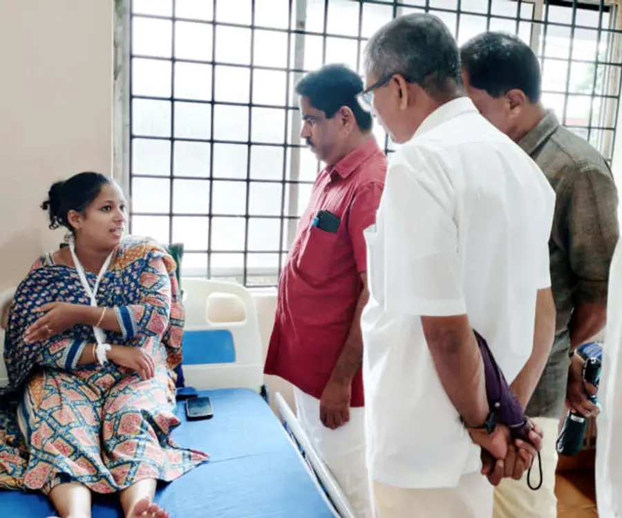 അച്ചാംതുരുത്തിയിൽ യൂത്ത് കോൺഗ്രസ് അക്രമത്തിൽ പരിക്കേറ്റ് ചികിത്സയിൽ കഴിയുന്ന ബബിത ജിബിനെ സിപിഐ എം ഏരിയാസെക്രട്ടറി
കെ ബാലകൃഷ്ണനും പ്രവർത്തകരും സന്ദർശിക്കുന്നു