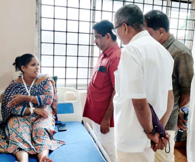 അച്ചാംതുരുത്തിയിൽ യൂത്ത്‌ കോൺഗ്രസ്‌  അക്രമത്തിൽ പരിക്കേറ്റ്‌ ചികിത്സയിൽ കഴിയുന്ന ബബിത ജിബിനെ സിപിഐ എം ഏരിയാസെക്രട്ടറി കെ ബാലകൃഷ്‌ണനും പ്രവർത്തകരും സന്ദർശിക്കുന്നു