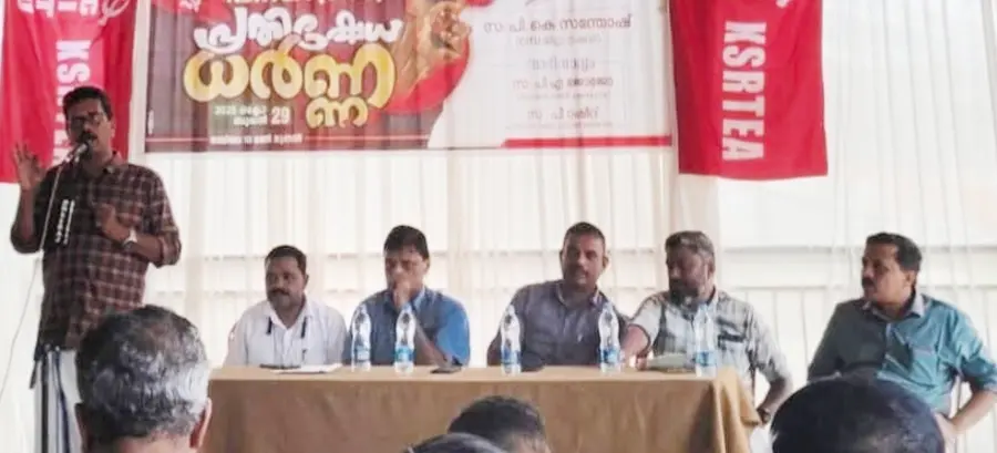 കെഎസ്ആർടിസി ജീവനക്കാർ കോഴിക്കോട് സ്റ്റാൻഡിൽ നടത്തിയ ധർണ സിഐടിയു ജില്ലാ ട്രഷറർ പി കെ സന്തോഷ് ഉദ്ഘാടനംചെയ്യുന്നു