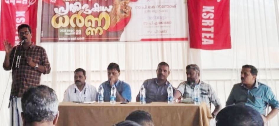 കെഎസ്ആർടിസി ജീവനക്കാർ കോഴിക്കോട്‌ സ്‌റ്റാൻഡിൽ നടത്തിയ ധർണ സിഐടിയു ജില്ലാ ട്രഷറർ പി കെ സന്തോഷ്  ഉദ്ഘാടനംചെയ്യുന്നു 