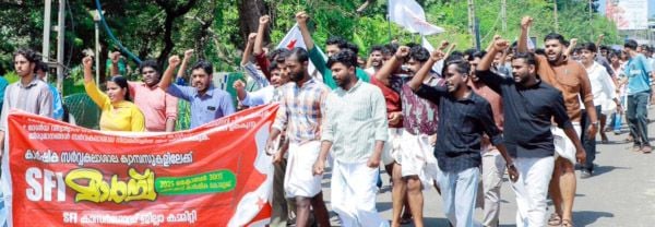 വിവിധ ആവശ്യങ്ങളുന്നയിച്ച് പടന്നക്കാട് കാർഷിക കോളേജിലേക്ക്‌ എസ്എഫ്ഐ നടത്തിയ  മാർച്ച്‌