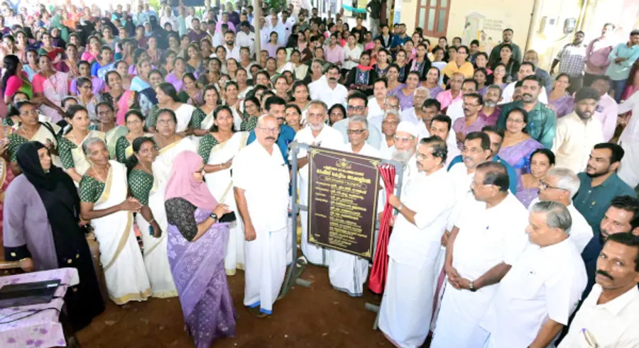 പള്ളിക്കര പഞ്ചായത്ത് ഓഫീസ് കെട്ടിടത്തിന് മന്ത്രി എം ബി രാജേഷ് ഓൺലൈനായി ഉദ്ഘാടനംചെയ്തശേഷം സി എച്ച് കുഞ്ഞമ്പു എംഎൽഎ
ശിലാഫലകം അനാച്ഛാദനം ചെയ്യുന്നു