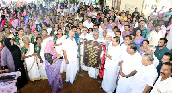 പള്ളിക്കര  പഞ്ചായത്ത് ഓഫീസ് കെട്ടിടത്തിന്‌ മന്ത്രി എം ബി രാജേഷ്‌ ഓൺലൈനായി ഉദ്ഘാടനംചെയ്തശേഷം സി എച്ച് കുഞ്ഞമ്പു എംഎൽഎ  ശിലാഫലകം അനാച്ഛാദനം ചെയ്യുന്നു