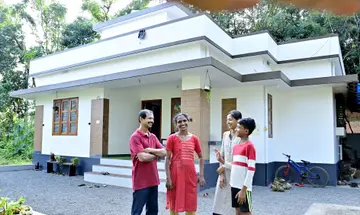 മടിക്കൈ കണിയിലെ സുജ നിവാസിൽ അനിൽകുമാറും ഗീതയും മക്കളായ അർച്ചനയും ആരോമലും ലൈഫ്‌ പദ്ധതിയിൽ പണിത വീട്ടിൽ