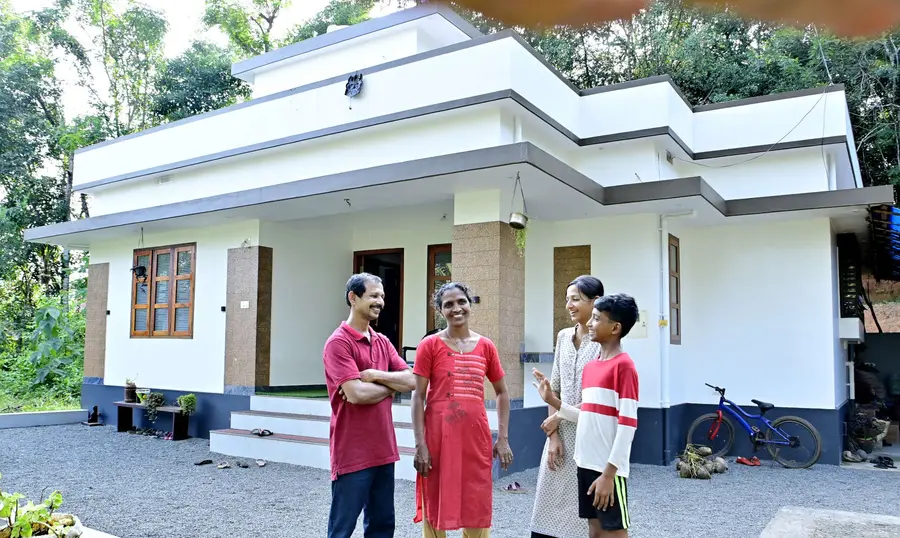 മടിക്കൈ കണിയിലെ സുജ നിവാസിൽ അനിൽകുമാറും ഗീതയും മക്കളായ അർച്ചനയും ആരോമലും ലൈഫ് പദ്ധതിയിൽ പണിത വീട്ടിൽ