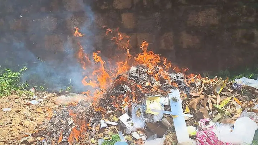 പൊലീസ് മൈതാനിയിൽ പ്ലാസ്റ്റിക് കത്തിക്കുന്നു