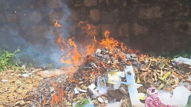 ​പൊലീസ്‌ മൈതാനിയിൽ പ്ലാസ്‌റ്റിക്  കത്തിക്കുന്നു 