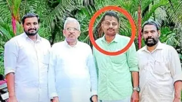 സിപിഐ എം സംസ്ഥാനകമ്മിറ്റിയംഗം പി ജയരാജനൊപ്പം പ്രതി പത്മരാജൻ നിൽക്കുന്നതായി   മോർഫ്‌ചെയ്‌ത്‌ പ്രചരിപ്പിച്ച ചിത്രം