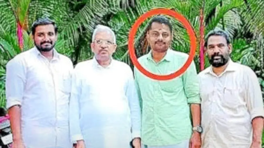 സിപിഐ എം സംസ്ഥാനകമ്മിറ്റിയംഗം പി ജയരാജനൊപ്പം പ്രതി പത്മരാജൻ നിൽക്കുന്നതായി   മോർഫ്‌ചെയ്‌ത്‌ പ്രചരിപ്പിച്ച ചിത്രം