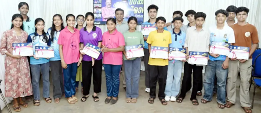 കൈറ്റിന്റെ 'എന്റെ സ്കൂള് എന്റെ അഭിമാനം' റീല്സ് മത്സരത്തില് വിജയികളായ ജില്ലയിലെ സ്കൂളുകളിലെ വിദ്യാർഥികൾ പുരസ്കാരങ്ങളുമായി