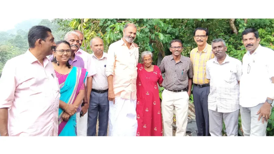 സി കെ ഹരീന്ദ്രൻ എംഎൽഎ, കെജിഒഎ ഭാരവാഹികൾ എന്നിവർക്കൊപ്പം അച്ചാമ്മ വർഗീസ്