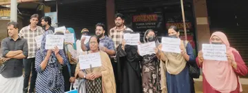 പാതിവില സ്കൂട്ടർ തട്ടിപ്പിനിരയായവർ ജില്ലാ കോൺഗ്രസ് ജനറൽ സെക്രട്ടറി നിജേഷ്
അരവിന്ദിനെതിരെ വട്ടോളി കോൺഗ്രസ് ഓഫീസിനുമുന്നിൽ നടത്തിയ പ്രതിഷേധം