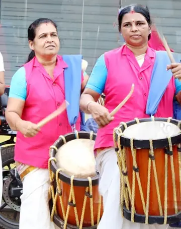 റീജാ കുമാരിയും വനജയും