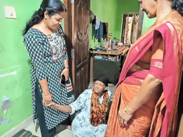 ജില്ലാപഞ്ചായത്ത് അഞ്ചരക്കണ്ടി ഡിവിഷൻ എൽഡിഎഫ് സ്ഥാനാർഥി  ഒ സി ബിന്ദു, സാന്ത്വന പരിചരണത്തിലൂടെ ജീവിതം തിരിച്ചുപിടിച്ച വട്ടിപ്രം സാമ്പ്രിക്കടുത്ത് കെ താഹിറയുടെ വീട്ടിൽ 