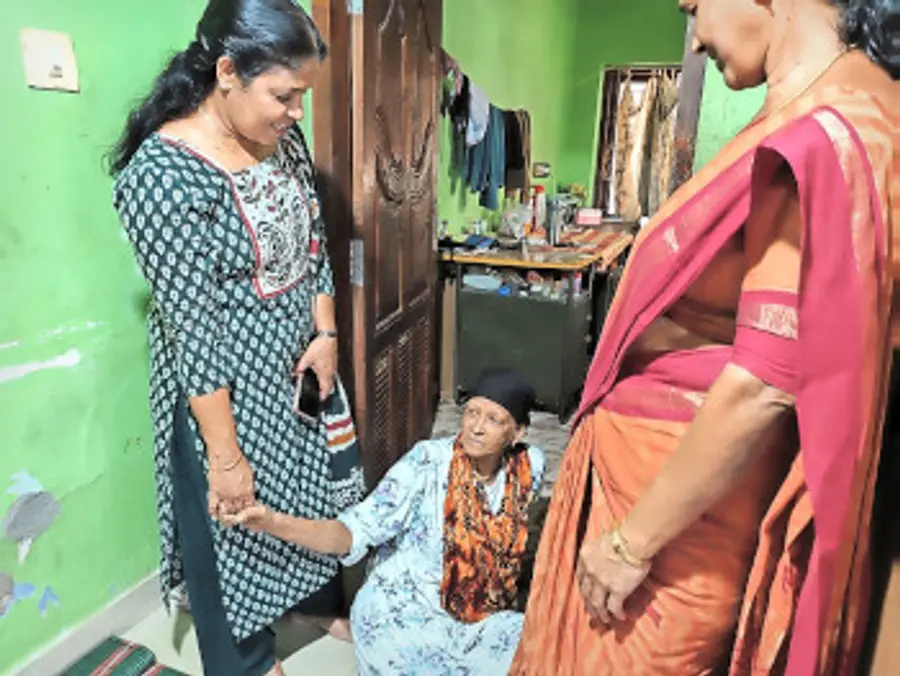 ജില്ലാപഞ്ചായത്ത് അഞ്ചരക്കണ്ടി ഡിവിഷൻ എൽഡിഎഫ് സ്ഥാനാർഥി  ഒ സി ബിന്ദു, സാന്ത്വന പരിചരണത്തിലൂടെ ജീവിതം തിരിച്ചുപിടിച്ച വട്ടിപ്രം സാമ്പ്രിക്കടുത്ത് കെ താഹിറയുടെ വീട്ടിൽ 