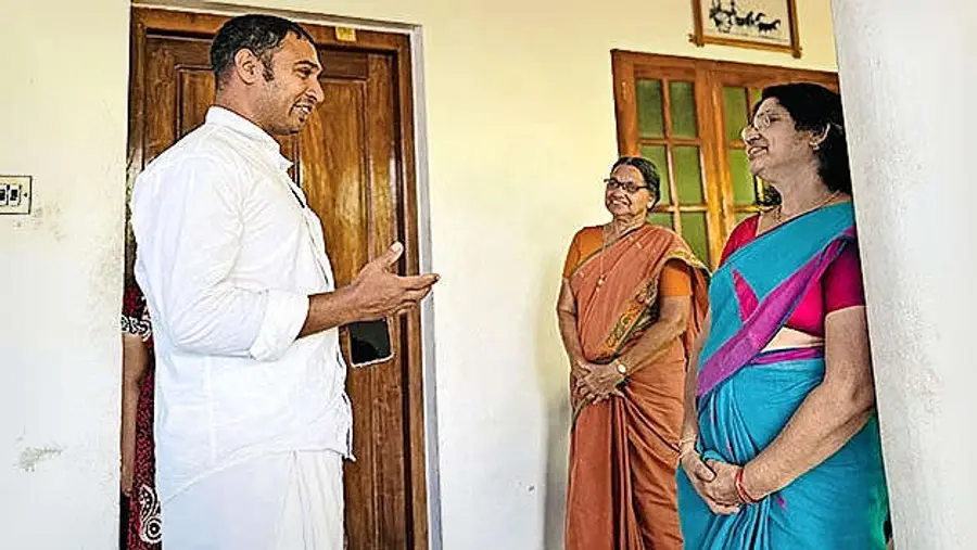 ജില്ലാ പഞ്ചായത്ത് കുഞ്ഞിമംഗലം ഡിവിഷൻ എൽഡിഎഫ്‌ സ്ഥാനാർഥി പി വി ജയശ്രീ ടീച്ചർ മല്ലിയോട്ട് പാലോട്ടുകാവിലെ മല്ലിയോട്ടച്ഛൻ ഷിജു മല്ലിയോടനെ സന്ദർശിച്ചപ്പോൾ