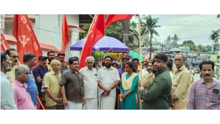 സംയുക്ത തൊഴിലാളി യൂണിയൻ കാട്ടാക്കട പോസ്റ്റ് ഓഫീസിന് മുന്നിൽ നടത്തിയ പ്രതിഷേധം സിഐടിയു ജില്ലാ  കമ്മിറ്റിയംഗം എൻ വിജയകുമാർ ഉദ്ഘാടനം ചെയ്യുന്നു