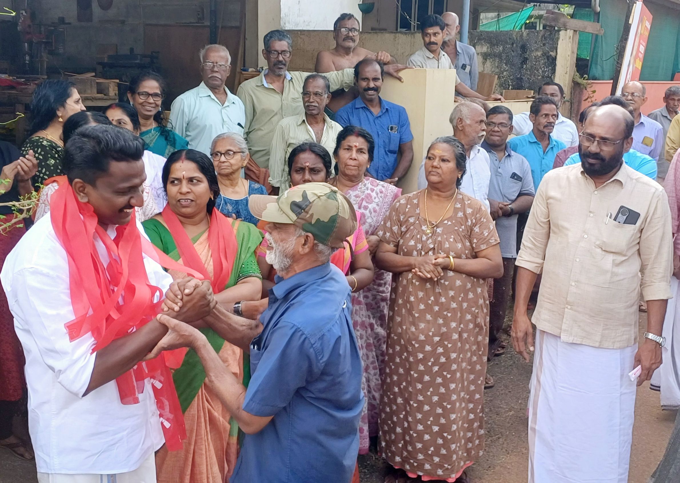 ജില്ലാ പഞ്ചായത്ത് ചേർപ്പ് ഡിവിഷൻ എൽഡിഎഫ് സ്ഥാനാർഥി സി എസ് സംഗീതിന് ചേർപ്പ് ചൊവ്വൂർ സംസ്കാര  നഗറിൽ ലഭിച്ച സ്വീകരണം 