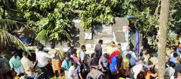 മലയോര ഹൈവേയിൽ കാറ്റാംകവല മറ്റപ്പള്ളി വളവിൽ അയ്യപ്പ ഭക്തർ സഞ്ചരിച്ച ബസ്  മറിഞ്ഞപ്പോൾ