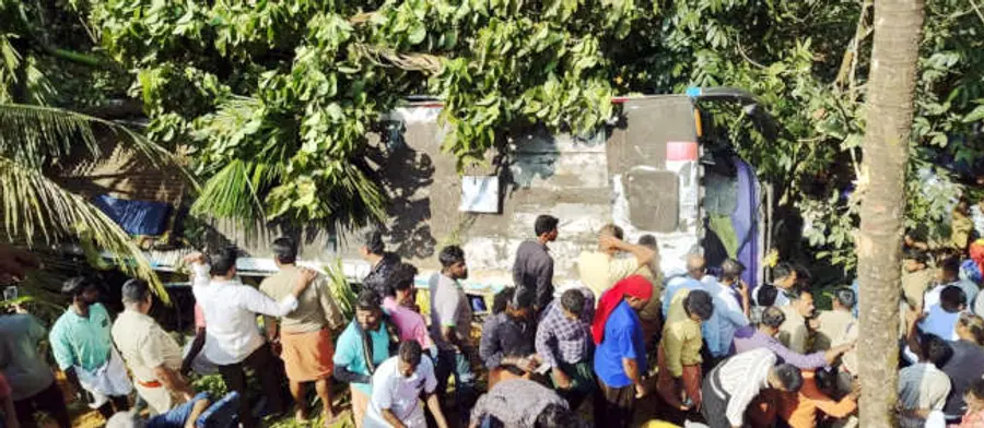 മലയോര ഹൈവേയിൽ കാറ്റാംകവല മറ്റപ്പള്ളി വളവിൽ അയ്യപ്പ ഭക്തർ സഞ്ചരിച്ച ബസ്  മറിഞ്ഞപ്പോൾ